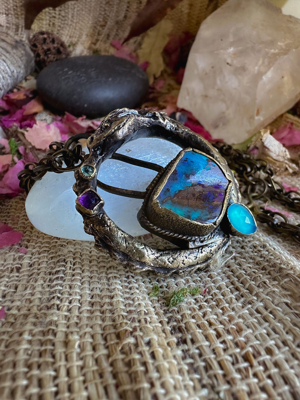 Miniature : Jormungandr Ouroboros 🜄 laiton Opale boulder, améthyste, apatite, calcédoine