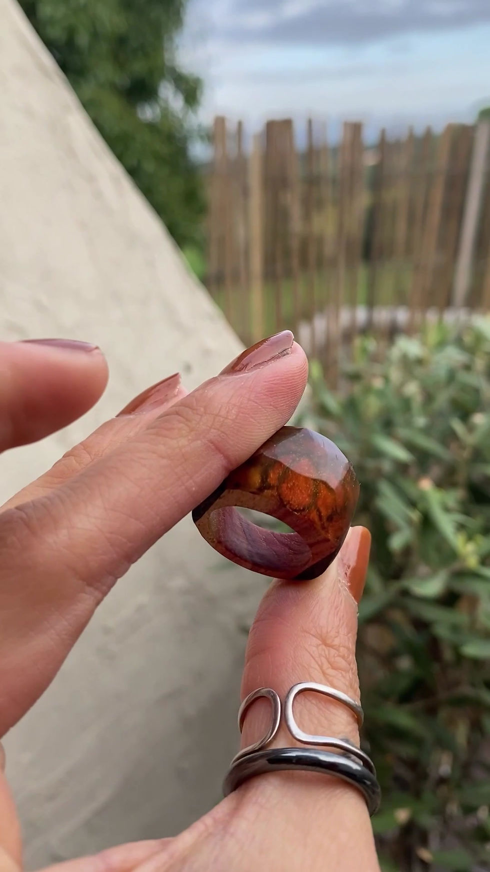 Thumbnail: Guanyin Bague bois exotique précieux : palmier noir, bois de rose et wengé