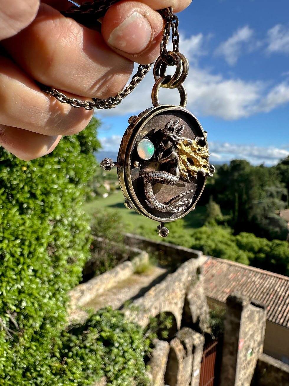 Miniature : Atargatis Locket en bronze, argent, émaux, laiton, opale et feuille d’or 24k