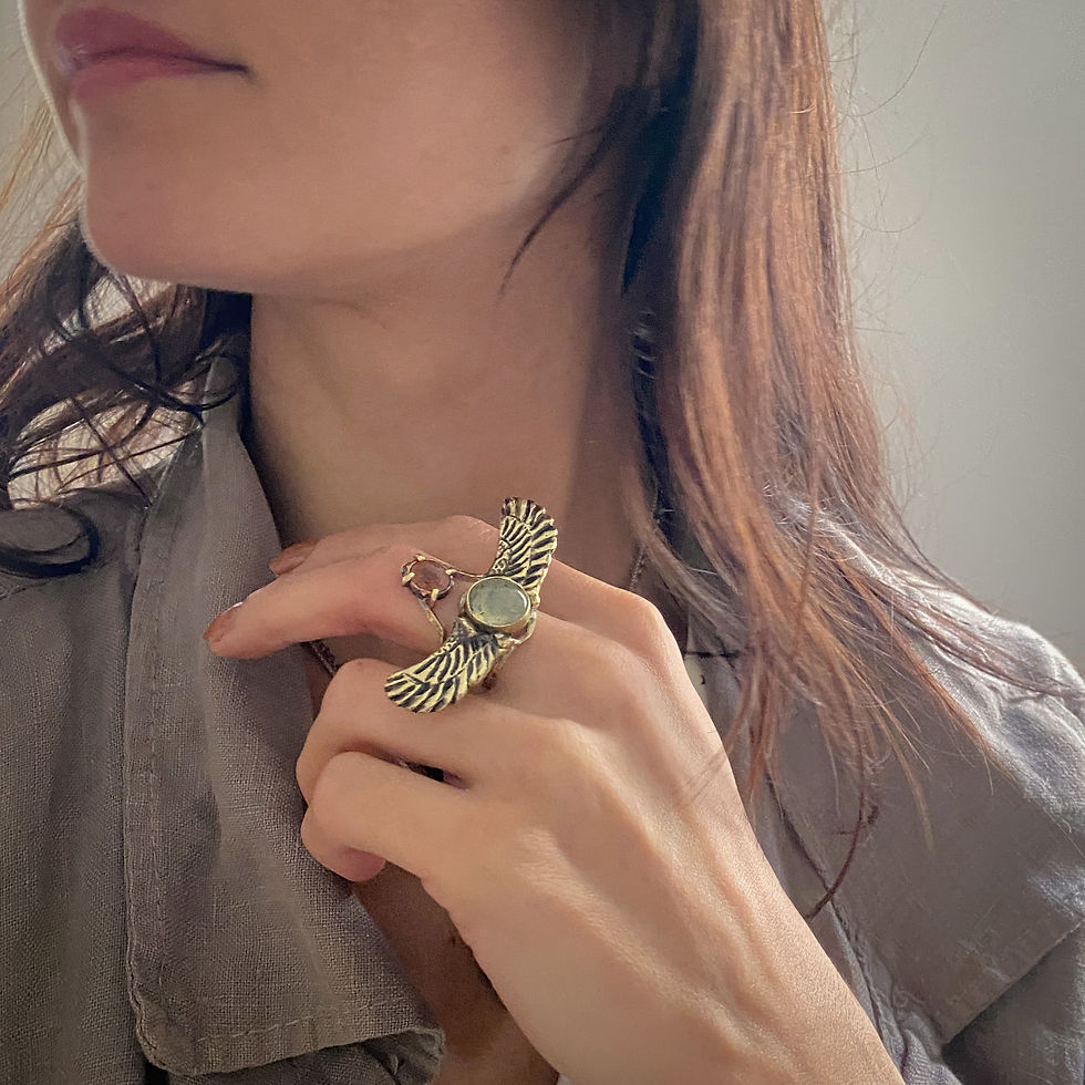 Thumbnail: KHEPRI bague artisanale en laiton, cuivre, gemmes de prehnite - pierre de soleil