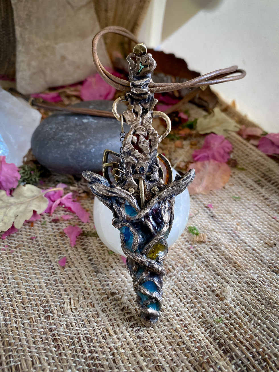 Thumbnail: Cœur Sacré Dague Nautile bronze spinelle chrysoprase quartz moonstone ammonite  