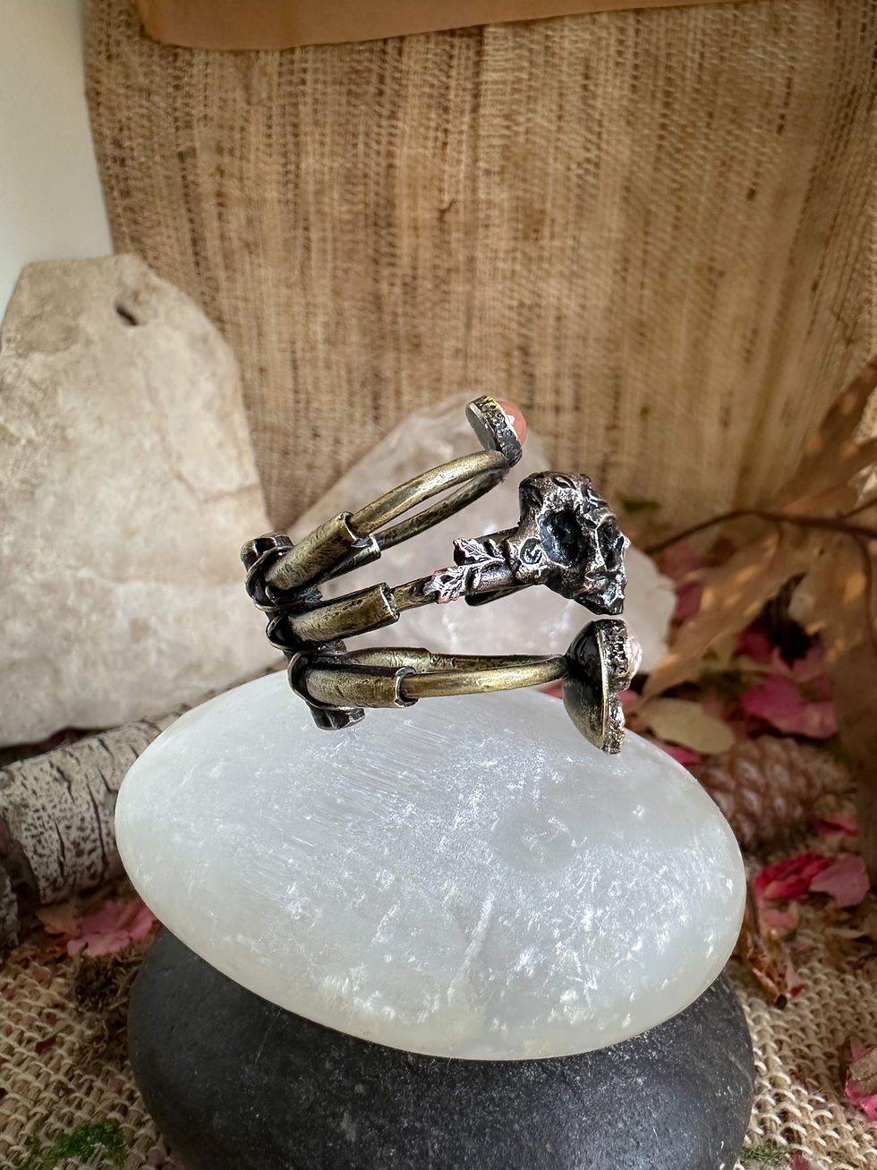 Thumbnail: Memento Mori artefact laiton, cuivre bronze, pierre de lune, quartz, andalousite