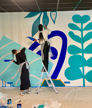 Etudiantes de l'Ifec participant à la fresque_edited.jpg
