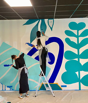 Etudiantes de l'Ifec participant à la fresque