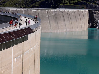 Global water reservoir volumes decline despite construction boom -study