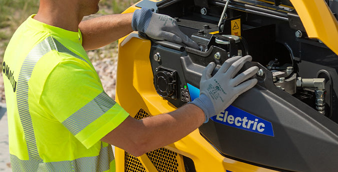 Miniaturbild: Elektrischer Minibagger Komatsu PC33E-6