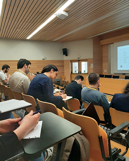 Participantes em palestra no auditório
