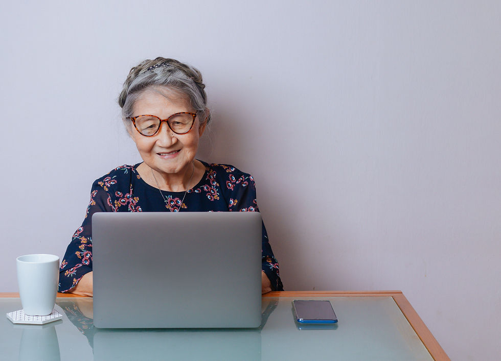 senior escreve no computador
