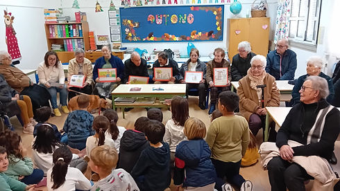 Idosos e crianças interagem em sala de aula.