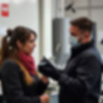Une femme et un technicien se serrent la main.jpg