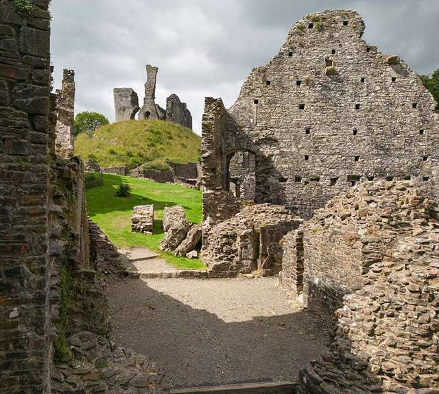 okehampton-castle-inner-gatehouse.jpg