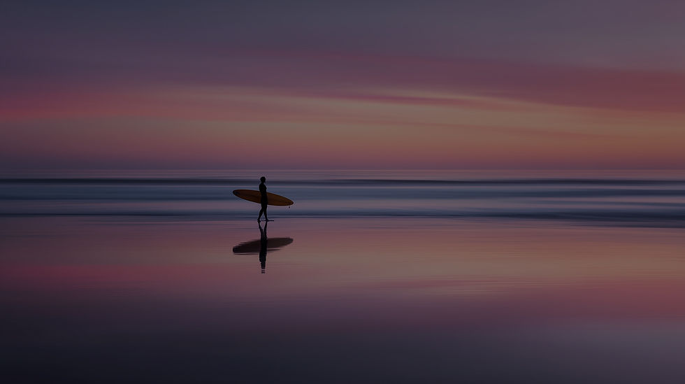 Surfeur au coucher du soleil