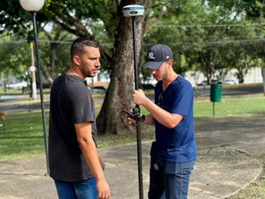 ALUNOS DA ENGENHARIA CIVIL APLICAM CONHECIMENTO EM LEVANTAMENTO TOPOGRÁFICO NO CAMPUS DA EEP