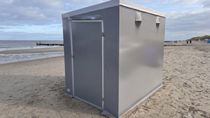 Beistellzelt mit Pultdach an der Nordseeküste (mit KI generiertem Hintergrund)
