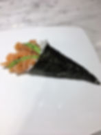 301 Temaki de salmón, aguacate y sésamo