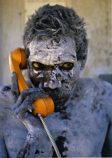 homem ao telefone