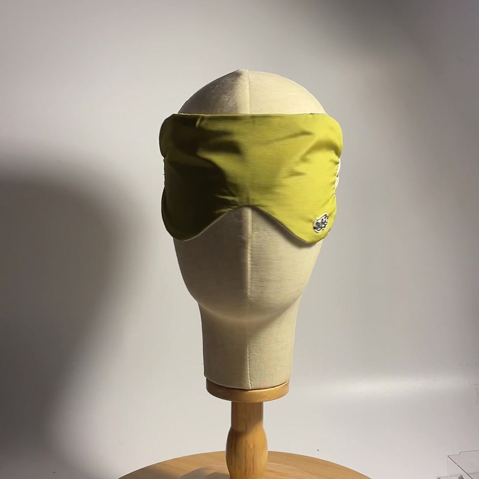 Thumbnail: handgemachte naturfreundliche schlafmaske in olivgrün von burst video mit kopf mannequin drehend weißer hintergrund