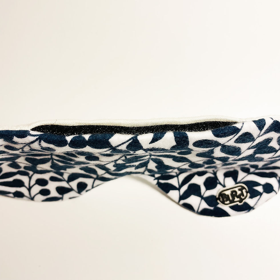 Thumbnail: handgemachte naturfreundliche schlafmaske in navy weiß von burst klettverschluss auf weißem hintergrund