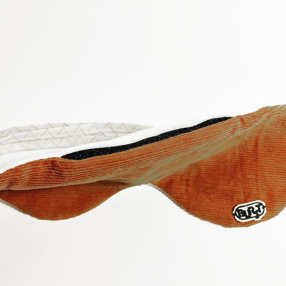 Miniaturbild: handgemachte naturfreundliche schlafmaske in terracotta orange von burst klettverschluss auf weißem hintergrund