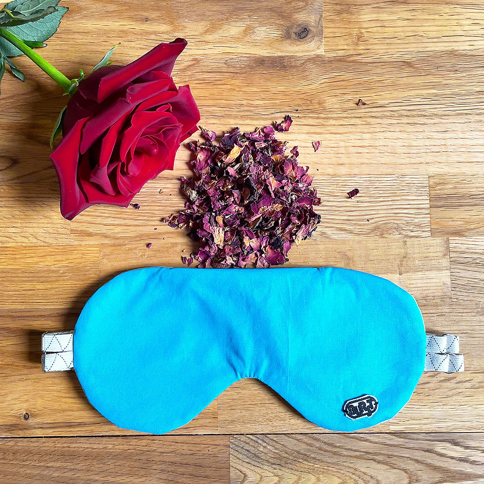 Miniaturbild: handgemachte naturfreundliche schlafmaske in blau von burst vorderansicht mit rosenblütenblättern auf holz