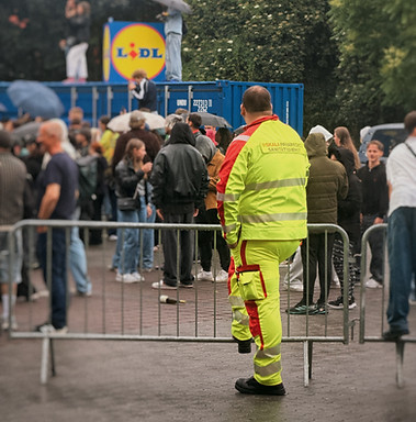 Ein Sanitäter der Skala Paramedics Sanitätsdienst in auffälliger neon-gelber und roter Sch