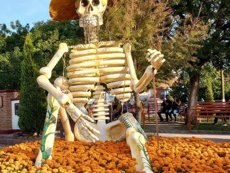 Recorrido de catrinas monumentales en Atlixco, Puebla.