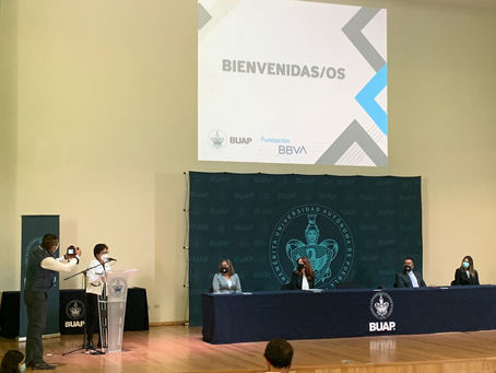 Lilia Cedillo otorga becas a “Chavos que inspiran” de Fundación BBVA.