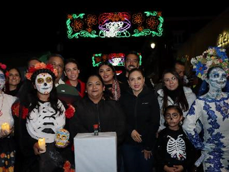 Paola Angón enciende adornos de temporada de Día de Muerto en San Pedro Cholula.