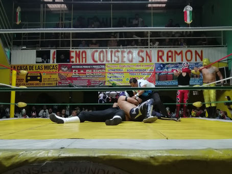 Alejandro Armenta entrego reconocimientos a exponentes de lucha libre poblana