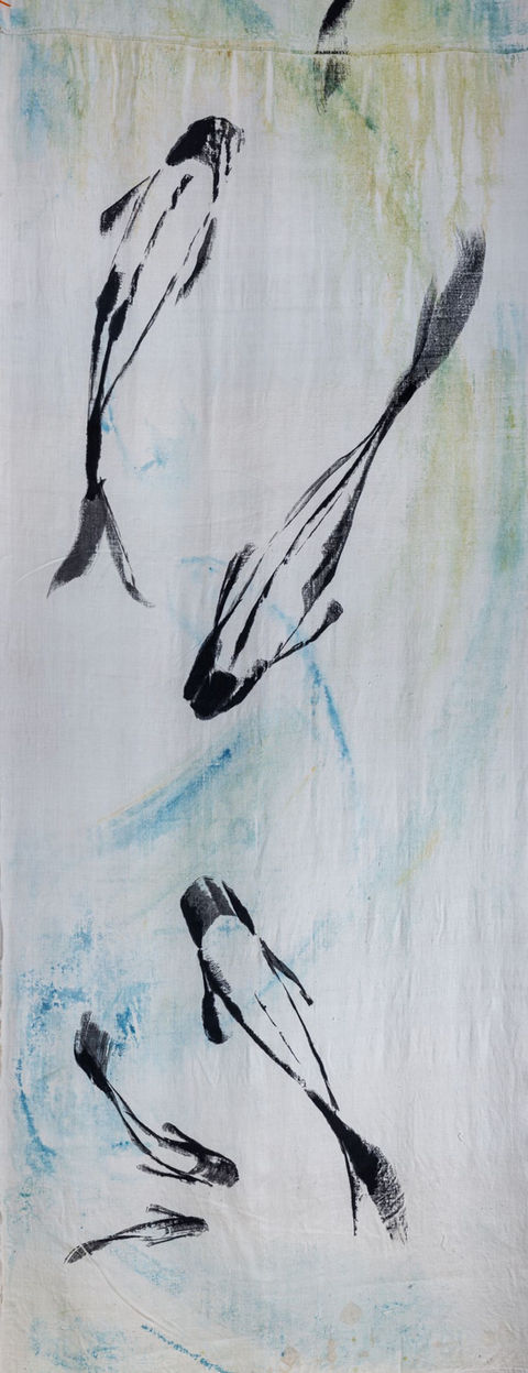 Peinture abstraite : poissons noirs nageant dans un fond aquarelle gris-bleu