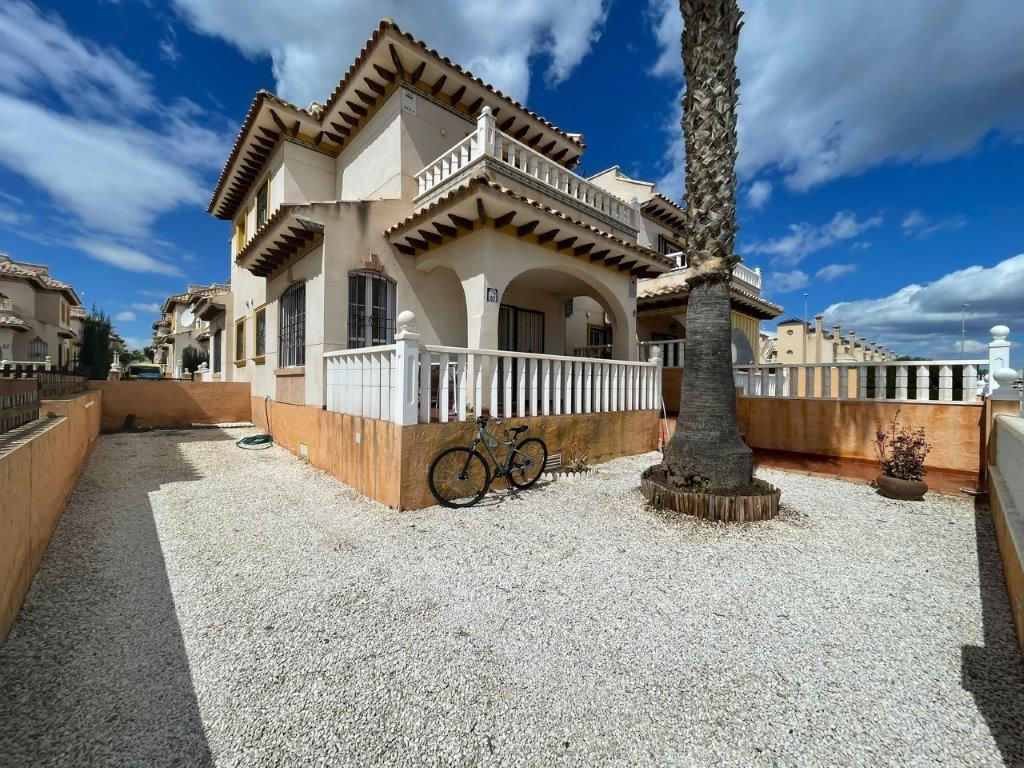 Угловой двухэтажный бунгало, в шикарном районе Orihuela Costa-Lomas de Cabo Roig