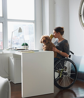 Mujer en silla de ruedas tomando café