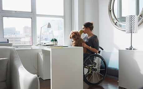 Femme, dans, fauteuil roulant, boire caf