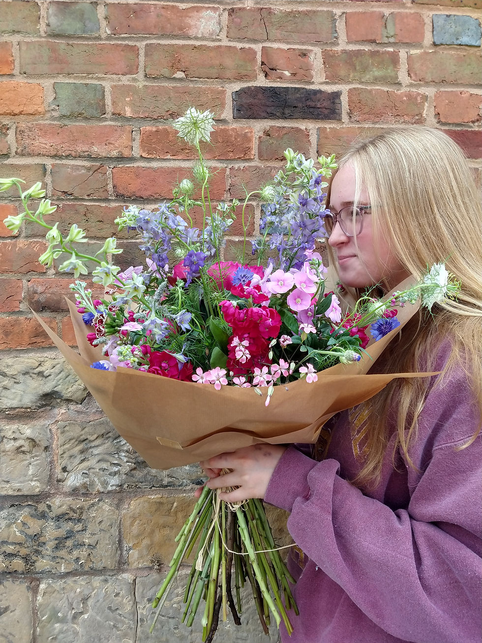Wild and abundant spring bouquet - Borage & Bee