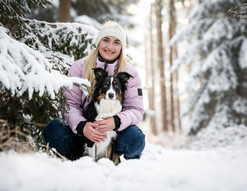 Gemeinsames Hundeshooting im verschneiten Winterwald