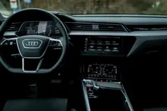 Audi otomobilin iç kısmı, gösterge paneli ve ekranlar detaylı görünümü.
