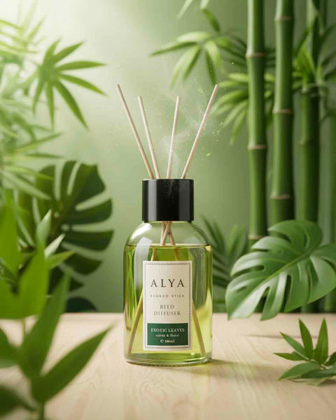 Alya aromaterapi şişesi, yeşil yapraklar, doğal kokular, bambu ağaçları ve ürün fotoğraf çekimi.