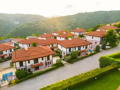 Sıra evler, yeşillikler içinde, Simas Konakları, güzel bir gün batımında. Kenan Söğüt-Fotoğraf&Video Prodüksiyonu