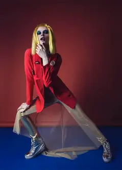 Kırmızı ceketli genç model poz veriyor, parlak pantolon, fotoğraf ve video prodüksiyon istanbul