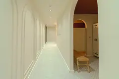 Beyaz koridor, kemerli geçit, sandalye. Narlıbahçe Evleri, modern mimari. sosyal medya yönetimi istanbul.