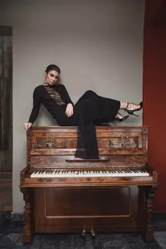 Piyanonun üzerinde oturan kadın, siyah elbise, ayakkabı, Önder Tiryaki fotoğraf ve video prodüksiyon istanbul