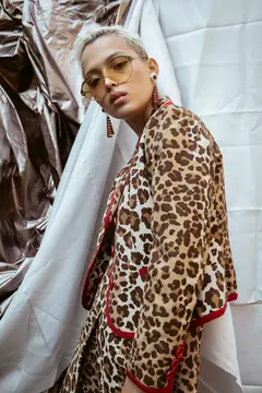 Leopar desenli ceketli genç kadın, gözlük, arka plan, fotoğraf ve video prodüksiyon istanbul.