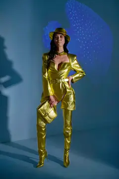 Altın rengi giysili kadın, şapka ve çanta. Kenan Söğüt-Fotoğraf&Video Prodüksiyonu