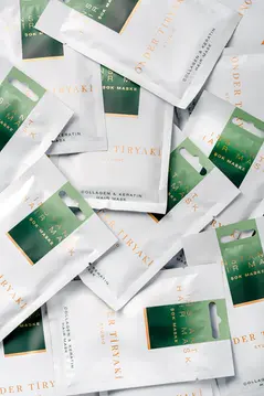 Beyaz poşetler üzerinde 'Aveda' ve 'Hydrating' yazıları; kurumsal tanıtım filmi istanbul.