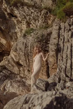 Kayalıklar üzerinde duran kadın, kayalıkların arasında poz veriyor. Kenan Söğüt-Fotoğraf&Video Prodüksiyonu