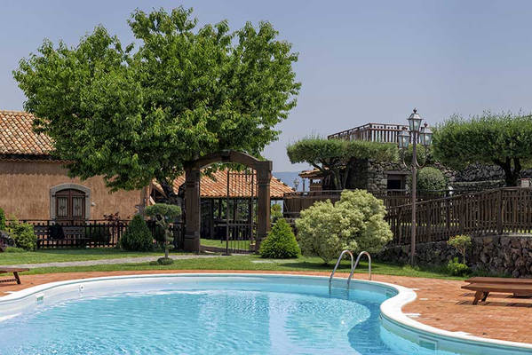 La Piscina Dellagriturismo Agriturismo Con Piscina Etna