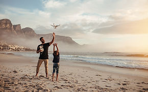 Vater und Sohn Fliegen eines Drone
