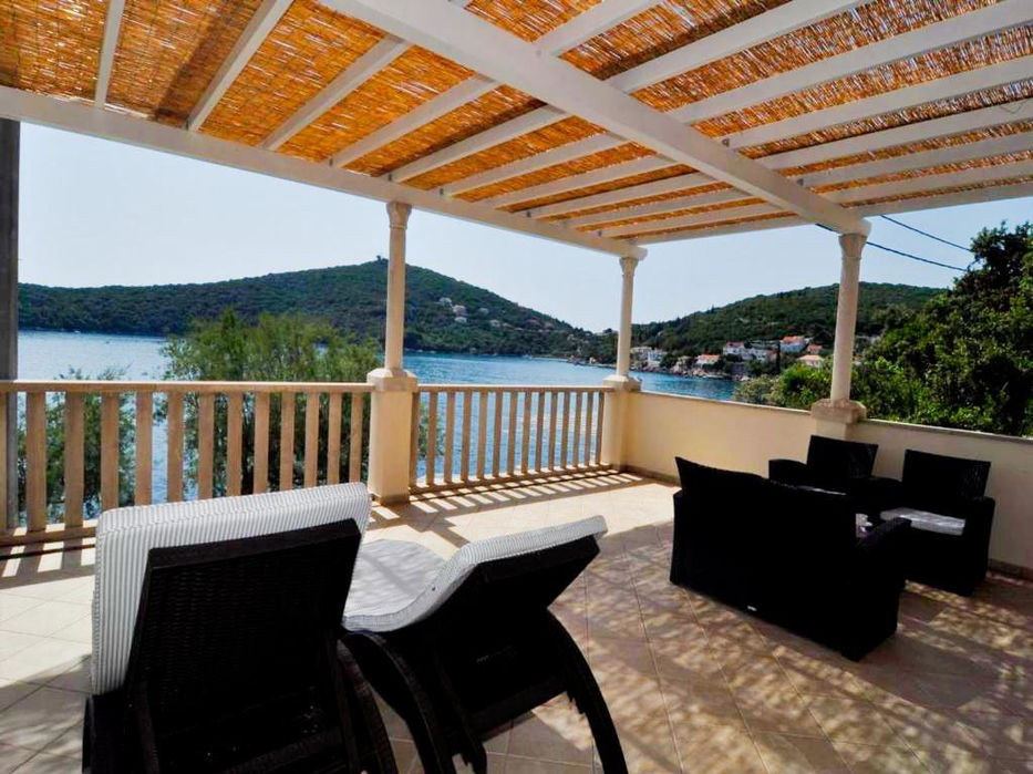 Spacious sea-view terrace with outdoor seating and sun loungers in Molunat