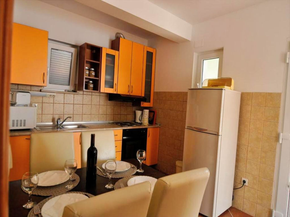 Fully equipped kitchen with dining area in a Molunat apartment