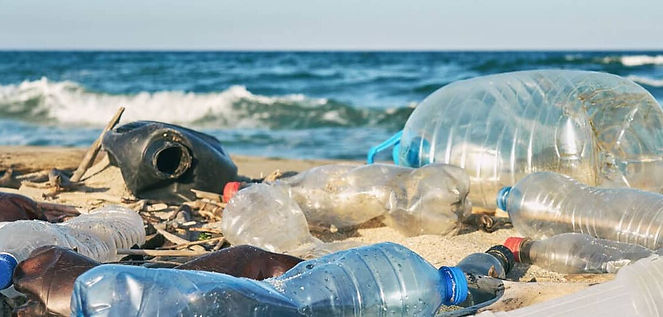 Botellas-de-plastico-en-el-mar-contaminacion-BlueGold-1080x516.jpg